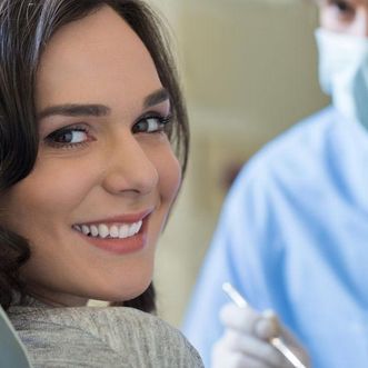Clínica Dental Pilar Díez García mujer en consulta odontológica 