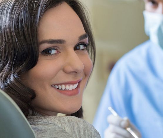 Clínica Dental Pilar Díez García mujer sonriendo